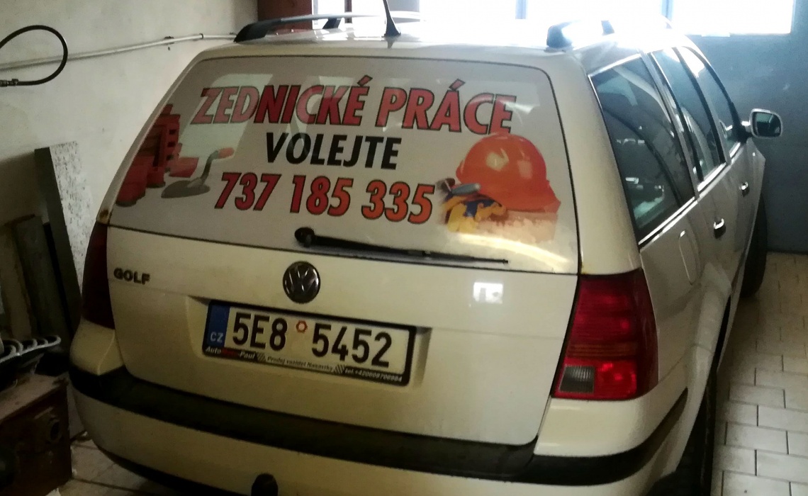 Polep zadního okna děrovanou fólií